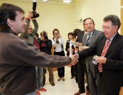 Sanz y Santos, en una foto de archivo, durante una entrega de llaves de viviendas. / R. LAFUENTE