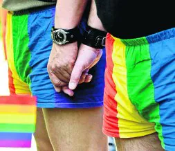 Una pareja de homosexuales pasea de la mano durante la celebración del día del Orgullo Gay. / AFP