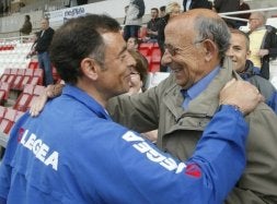 Javi López se fundió en un efusivo abrazo con su padre antes del partido. / IOSU ONANDIA