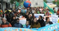 La colorista manifestación ciudadana recorrió ayer la Gran Vía y finalizó en El Arenal./ BORJA AGUDO