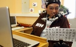 un joven de Llodio con parálisis cerebral y una voluntad férrea, se comunica mediante un tablero alfabético. / IOSU ONANDIA