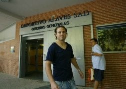 en las oficinas del club poco después de su fichaje en verano. / JESÚS ANDRADE