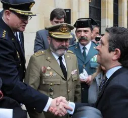 Patxi López saluda al jefe superior de Policía del País Vasco ante el coronel delegado de Defensa y un general de la Guardia Civil . / IGNACIO PÉREZ