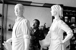 Gil trabajando en las dos obras que se instalarán en Haro. /A. L.