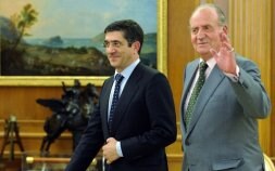 Don Juan Carlos y el lehendakari se entrevistaron en el Palacio de la Zarzuela. / AFP