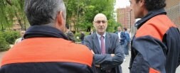El consejero de Interior, Rodolfo Ares, conversa con dos policías vascos junto a un colegio electoral en Txurdinaga (Bilbao), en las elecciones europeas del pasado domingo. / B. AGUDO