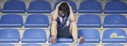 La imagen de este aficionado, que también refleja la peor entrada de la temporada, sirve para mostrar la desolación del descenso. Después de varias semanas de caminar por el alambre, el equipo cayó ayer al pozo. / FOTOS: IGOR AIZPURU Y JESÚS ANDRADE