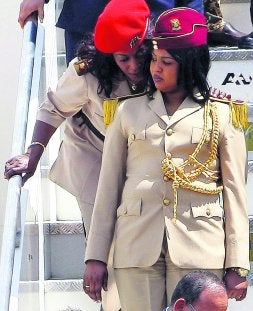 Dos guardaespaldas intercambian confidencias a la llegada de Gadafi a Italia. / EFE