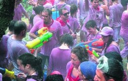 A pesar de los presagios, las campas de Bilibio acogieron a centenares de personas que se entregaron en la Batalla del Vino. / FOTOS: R. SOLANO