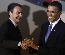 Obama saluda cordialmente a Zapatero antes de la cena ofrecida a los líderes participantes en la cumbre. / AFP