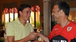 De Marcos saluda a Caparrós. / AIOL