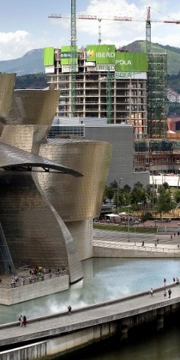 La torre se eleva ya sobre el Guggenheim. / F. GÓMEZ