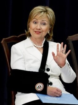 Clinton saluda con el brazo en cabestrillo. / AFP