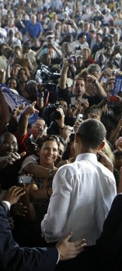 Obama saluda a los asistentes a un acto en Nueva Jersey. / AP