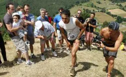 Pedro Hernández, ganador del maratón, corona la durísima cuesta del monte Basoaga. / FOTOS: PEDRO URRESTI