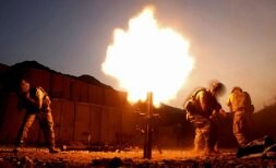 Soldados estadounidenses lanzan fuego de mortero contra los talibanes. / REUTERS