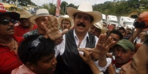 Zelaya se dirige a sus seguidores en el puesto fronterizo de Las Manos antes de su fugaz entrada en territorio hondureño. / REUTERS