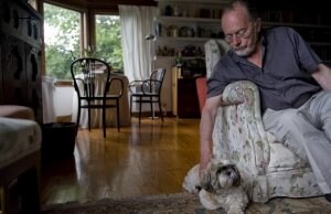 Recalde descansa en su casa de San Sebastián acompañado por su perro 'Chusi'. / FOTOGRAFÍAS: IGNACIO PÉREZ