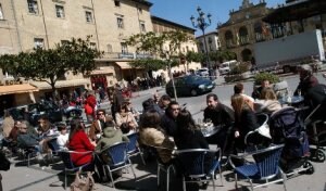 Las terrazas de la plaza de la Paz, lugar de encuentro para propios y ajenos. / R. S.