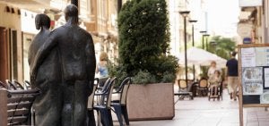 Esta céntrica calle logroñesa lleva desde el año 1937 el nombre del que fuera ministro de Hacienda en la dictadura de Primo de Rivera. / SERGIO ESPINOSA