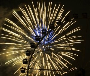 El parque Etxebarria atesora una de las vistas más espectaculares en fiestas: la noria gigante se recorta sobre un lienzo de fuegos artificiales. /