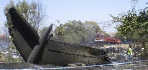 El avión de Spanair prácticamente se desintegró al caer por un desnivel y explotar los tanques de combustible. Murieron 154 personas / AP