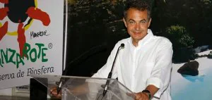 Zapatero, en un momento de su comperecencia de ayer ante los medios de comunicación. / AFP
