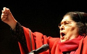 La artista recorrió los escenarios durante décadas, ataviada con su poncho rojo y una voz tan clara como vigorosa. / EFE