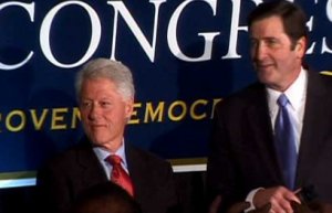 Bill Clinton y John Garamendi en la Euskal Etxea de San Francisco. / ETB