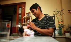 Guido, con su hijo en su casa de Sopelana, se siente integrado. / GABRIELA BARNUEVO