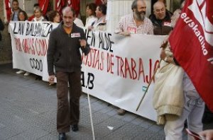 Trabajadores ante la sede de la ONCE. /  MITXEL ATRIO