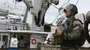 Un militar francés protege un atunero galo, medida que rechaza en la actualidad el Gobierno de Zapatero. / AFP