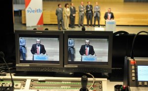 Los monitores de la televisión vasca recogen el momento en el que Alberto Surio, director general de EITB, presenta a su equipo. / EL CORREO