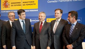 Los presidentes Sanz, Revilla, Iglesias y el lehendakari, ayer con el ministro Blanco en Zaragoza. / J. BERNÁRDEZ