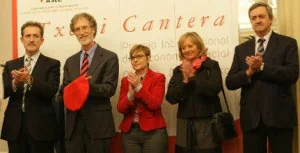 De Izquierda a derecha, Carlos Pujana, Corey Rosen, Gemma Zabaleta, Sol Aguirre y Carlos Aguirre, en la ceremonia de entrega del premio. / MITXEL ATRIO