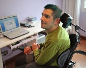 Mikel Trueba mantiene abierto su blog 'Las sorpresas de la vida' en vidasolidaria.com. / FERNANDO GÓMEZ