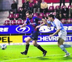 Altuna, que volvió a marcar el domingo, es perseguido por un jugador del Compostela. ::
MIKEL ASKASIBAR