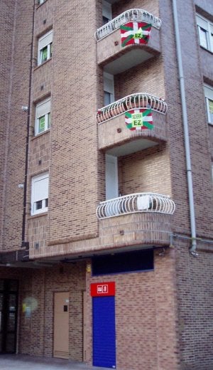 Los carteles para llevar la sede del PSE fuera del edificio son visibles en balcones y ventanas. ::                             M. A.