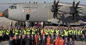 El Rey posa, en el centro de la fotografía, con miembros del Gobierno, responsables y técnicos de Airbus y trabajadores de la planta sevillana de ensamblaje. ::
EFE