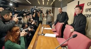 El obispo de Calahorra, Juan José Omella, y el auxiliar de Madrid, Juan Antonio Martínez-Camino, comparecen ante los medios. ::
EFE