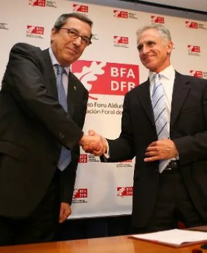 José Luis Bilbao y Juan Ignacio Vidarte formalizan el acuerdo para impulsar el Guggenheim de Urdaibai, el pasado junio. ::                             M. BARTOLOMÉ