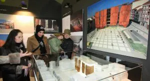 La maqueta del nuevo centro cultural y, al fondo, la imagen del edificio en una pantalla. ::
PEDRO URRESTI