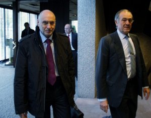 El consejero de interior, Rodolfo Ares, junto al presidente del Círculo de Empresarios Vascos, José Domingo Ampuero. ::                             MITXEL ATRIO