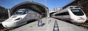Dos modelos de Alvia, uno fabricado por Talgo y el otro por CAF, permanecen estacionados en la terminal de Bilbao Abando. ::
MAITE BARTOLOMÉ