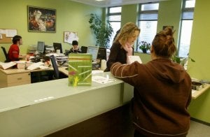 Una empleada de servicios sociales atiende a una mujer en una oficina de la margen derecha vizcaína. ::                             PEDRO URRESTI