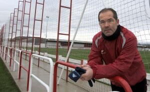 Josip Visnjic posa en el campo de Varea momentos antes de iniciar el entrenamiento de ayer. :: MIGUEL HERREROS