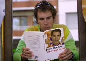 Horrillo lee el libro con sus artículos periodísticos. ::
ELCORREO