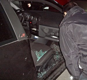 Estado en el que quedó el vehículo de uno de los afectados por los robos de Sansomendi. ::                             EL CORREO