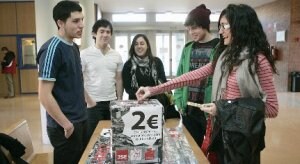 Colecta de las Juventudes Socialistas en la Universidad de La        Rioja, esta semana. ::
RAFAEL LAFUENTE