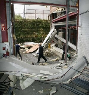 El atentado, en junio de 2008, provocó graves daños en la planta de impresión de EL CORREO. ::
REUTERS